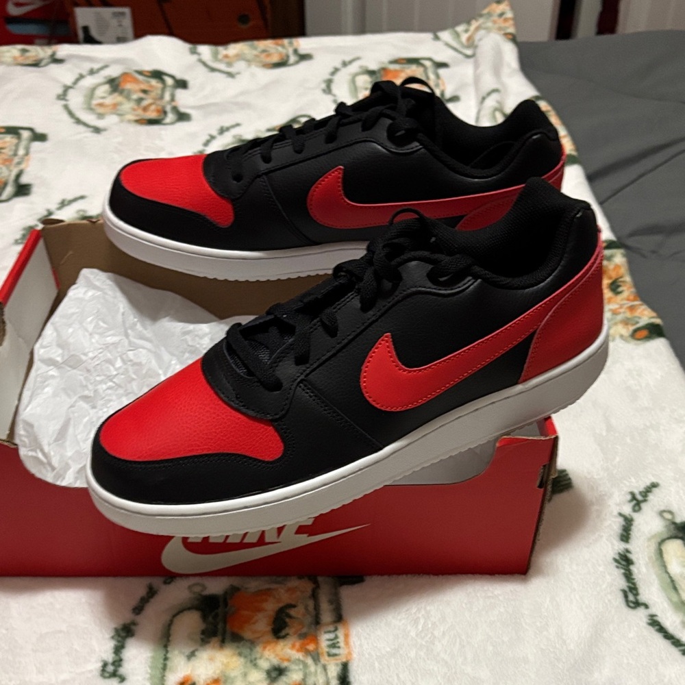 Nike Men's Black and Red Sneakers - Picture 4 of 7